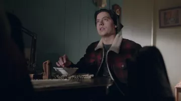 La veste à carreaux Le­vi's de Jughead Jones (Cole Sprouse) dans Riverdale S02E09