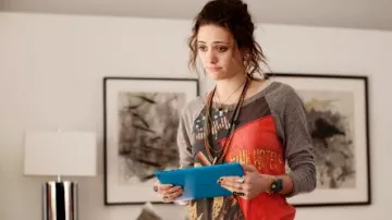 The t-shirt Free People "We The Free Pink Hotel" of Bec (Emmy Rossum) in The Second Breath