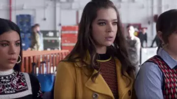La veste jaune moutarde de Emily (Hailee Steinfeld) dans Pitch Perfect 3