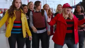 La veste jaune à boutons de Emily (Hailee Steinfeld) dans Pitch Perfect 3