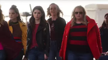 Le manteau en laine couleur jaune de Emily (Hailee Steinfeld) dans Pitch Perfect 3