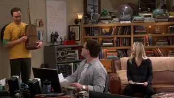 The squarred shirt of Penny (Kaley Cuoco) in The Big Bang Theory S11E11