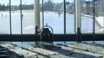 Ayuntamiento de Reikiavik y lago Tjörnin en Islandia en Black Mirror S04E03 Cocodrilo