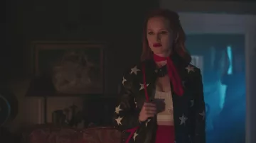 Le blouson avec étoiles de Cheryl Blossom (Madelaine Petsch) dans Riverdale S02E06