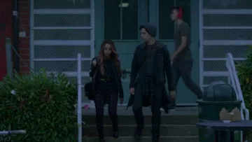 Mini pantalones cortos de uñas de Toni Topaz (Vanessa Morgan) en Riverdale S02E06