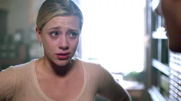 Le top nude Rag & Bone de Betty Cooper (Lili Reinhart) dans Riverdale S02E05