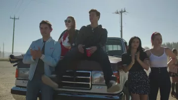 Le polo zippé bleu marine Wilfred Free de Veronica Lodge (Camila Mendes) dans Riverdale S02E06