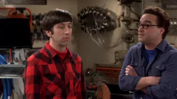 La camisa UrbanOutfitter de Howard Wolowitz (Simon Helberg) en The Big Bang Theory S11E08