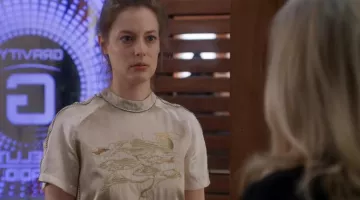 Le t-shirt style chinois de Mickey Dobbs (Gillian Jacobs) dans Love S02E07