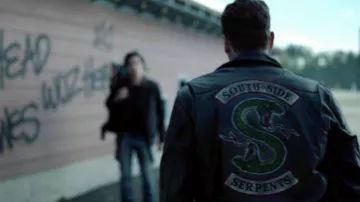 En Cuir noir Southside Serpents Veste portée par Jughead Jones (Cole Sprouse) comme on le voit dans Riverdale S01E08