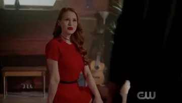 La robe rouge Design Lab Lord & Taylor de Cheryl Blosson (Madelaine Petsch) dans Riverdale S02E10