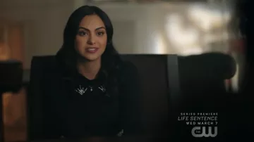 Le petit pull col velours Sandro de Veronica Lodge (Camila Mendes) dans Riverdale S02E10