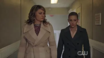 Abrigo gris Babaton de Betty Cooper (Lili Reinhart) en Riverdale S02E10
