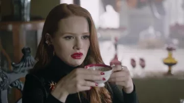 La bague Cartier en or rose de Cheryl Blossom (Madelaine Petsch) dans Riverdale S02E10