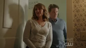 Suéter Tommy Hilfiger de Alice Cooper (Madchen Amick) en Riverdale S02E10