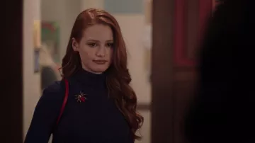 Le pull col roulé de Cheryl Blossom (Madeleine Petsch) dans Riversale S02E10