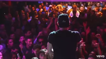 La casquette noire Lacoste portée par Vald dans son clip Trophée