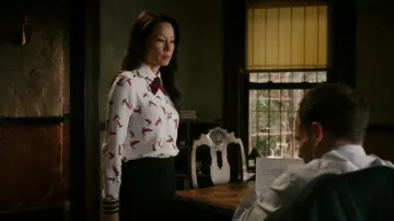 Le chemisier imprimé oiseaux Zara porté par Joan Watson (Lucy Liu) dans Elementary S04E10