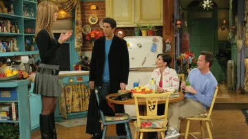 La mini jupe grise plissée Burberry de Rachel Green (Jennifer Aniston) dans Friends S10E14