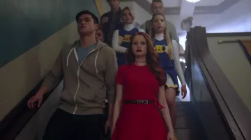 La robe rouge avec lacets sur les cotés de Cheryl Blossom (Madelaine Petsch) dans Riverdale S02E10