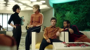 Cinturón Rojo de Lenny Busker (Aubrey Plaza) en Legion S01E06