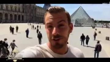 La pirámide del Louvre en París en La Villa de los Corazones Rotos