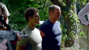 Le t-shirt USS Nathan James de Mike Slattery (Adam Baldwin) dans The Last Ship S01E05