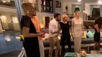 El vestido de encaje blanco desnudo de Fanny en The Villa of Broken Hearts