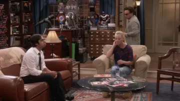 Les boots / bottines Ugg Classic Short de Penny Hofstadter (Kaley Cuoco) dans The Big Bang Theory S11E10