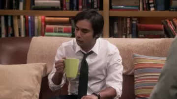 The watch Apple Watch Series 3, Raj Koothrappali (Kunal Nayyar) on The Big Bang Theory S11E10