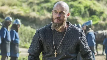 La chaîne offerte à Ragnar Lothbork (Travis Fimmel ) par Athelstan (George Blagden) dans Vikings S03E09