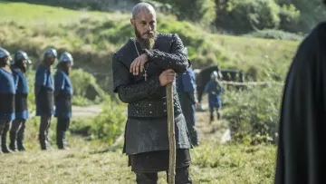 Athelstan du Pendentif Croix portée par Ragnar Lothbrok (Travis Fimmel) comme on le voit dans les Vikings S03E09