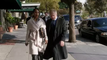 Le manteau Salvatore Ferragamo porté par Olivia Pope (Kerry Washington) dans Scandal S02E12