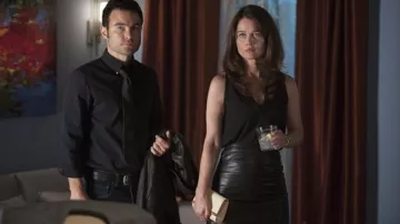 The skirt in black leather Lisbon (Robin Tunney) in The Mentalist S07E07