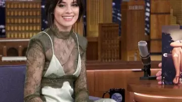 La robe nuisette en dentelle de Camila Cabello dans The Tonight Show (en noir)