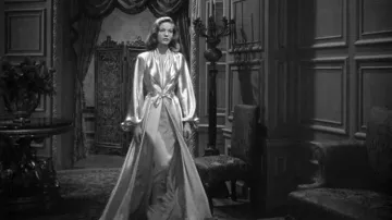 Vivian Ruthledge (Lauren Bacall) desnuda en satén blanco en El gran sueño