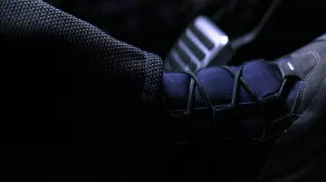 Les chaussures de randonnée / de montagne de James Bond (Pierce Brosnan) dans Meurs un autre jour