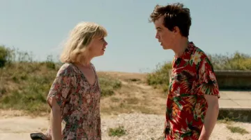 The flower dress of Alyssa (Jessica Barden) in The End of the F***ing World S01E08