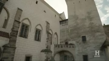 La cour intérieure du Křivoklát Castle en République Tchèque, le monastère caché dans Knightfall S01E07