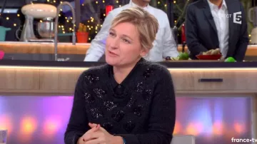 El jersey marino con lentejuelas de Anne-Elisabeth Lemoine en Cà vous del 22/01/2018