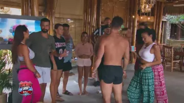 El top blanco de Laura en Friends Trip 4