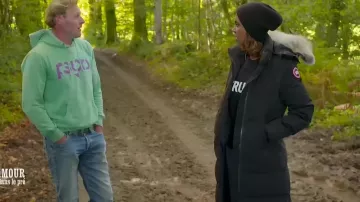 La doudoune  Canada Goose noire de Karine Le Marchand dans l'amour est dans le pré du 22.01.18