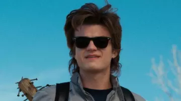 Sunglasses Steve Harrington (Joe Keery) in Stranger Things S02E06