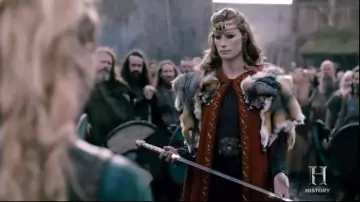 El vestido gris de la última escena de Aslaug (Alyssa Sutherland) en Vikingos S04E14