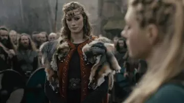 Último vestido gris de Aslaug (Alyssa Sutherland) en Vikings S04E14