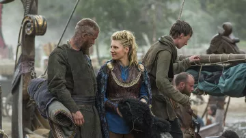 The clasps of the tunic Lagertha (Katheryn Winnick) in Vikings S03E01