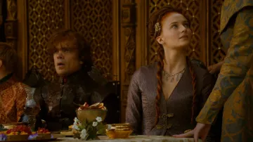 El collar de Sansa Stark (Sophie Turner) durante el envenenamiento del rey Joffrey en Juego de Tronos S04E02