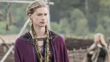 Los pendientes dorados de Aslaug (Alyssa Sutherland) en Vikings S02E01