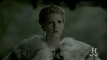 The earrings falling from Lagertha (Katheryn Winnick) in Vikings S02E03
