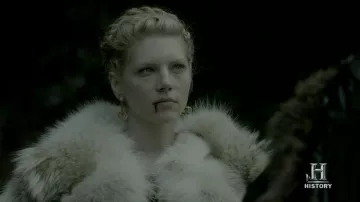 Earrings hammer, Lagertha (Katheryn Winnick) in Vikings S02E03